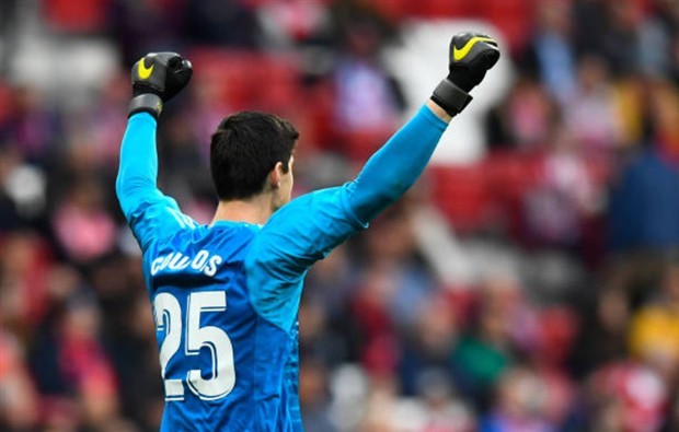 Courtois bị ném chuột trong ngày gặp lại Atletico  - Bóng Đá