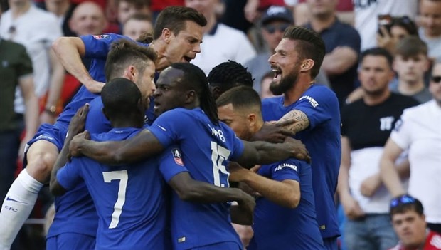 CĐV bấn loạn vì 'xe lạ' tới Anfield - Bóng Đá