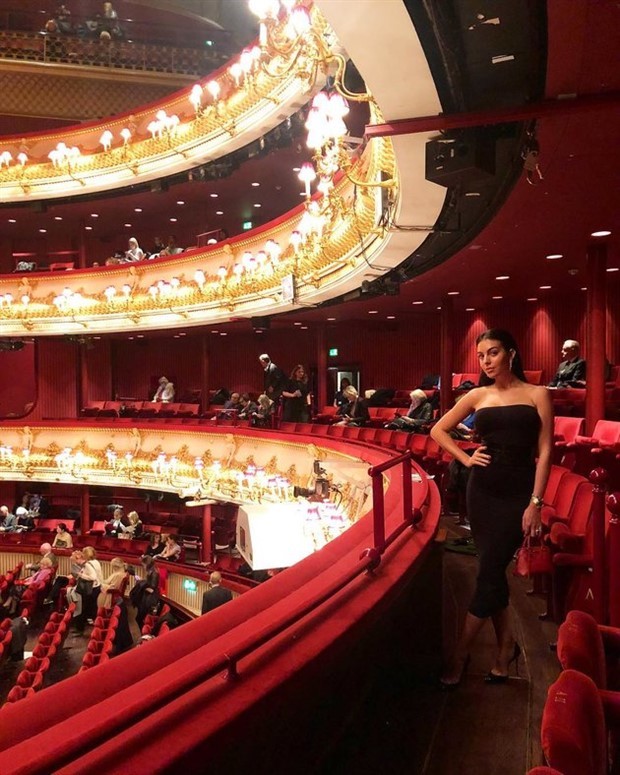 Lộ nhẫn đính hôn lấp lánh kim cương của người yêu Ronaldo  - Bóng Đá