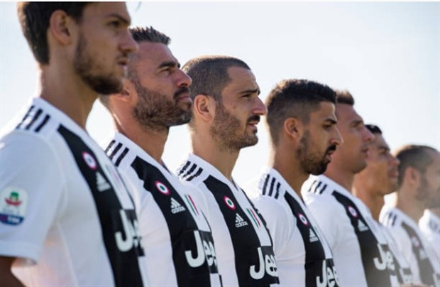 Mặc scandal tình ái, Ronaldo cực tươi chụp ảnh cùng Juventus  - Bóng Đá