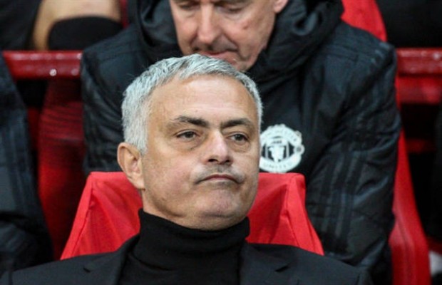 Mourinho cau có khi fan xin chụp ảnh chung - Bóng Đá