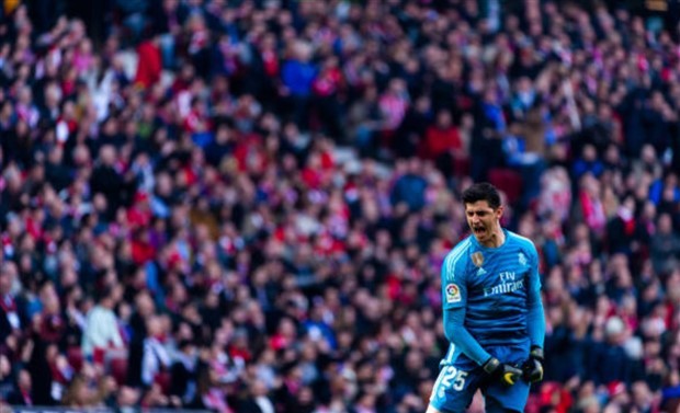 Courtois bị ném chuột trong ngày gặp lại Atletico  - Bóng Đá