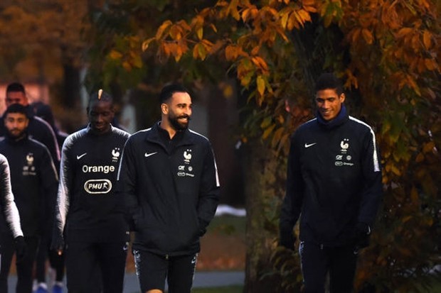 Mbappe ký tặng CĐV 'mệt nghỉ' khi hội quân với tuyển Pháp - Bóng Đá