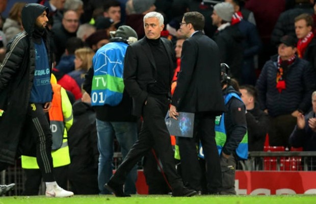 Mourinho cau có khi fan xin chụp ảnh chung - Bóng Đá