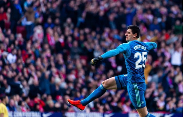 Courtois bị ném chuột trong ngày gặp lại Atletico  - Bóng Đá
