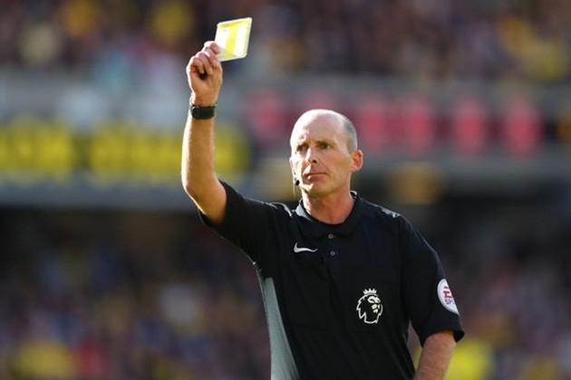 Arsenal đã chiêu mộ thành công... trọng tài Mike Dean - Bóng Đá