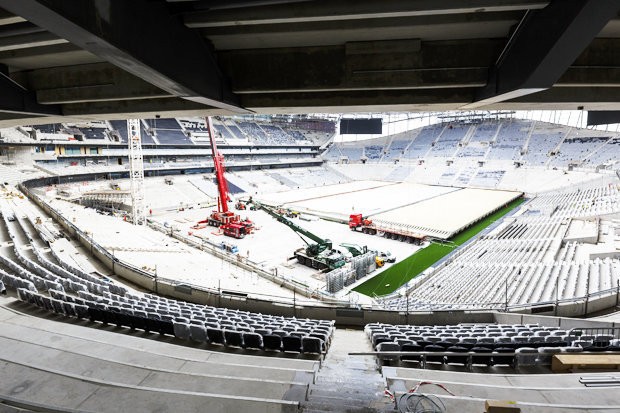 Tottenham nhận mưa 'gạch đá' vì... quảng cáo tổ trác - Bóng Đá