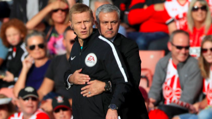 'Âu yếm' trọng tài rồi bị đuổi, 'án 'trảm' lơ lửng đầu Mourinho - Bóng Đá