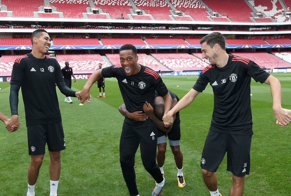 Thương binh trở lại, buổi tập của Man Utd rộn tiếng cười - Bóng Đá