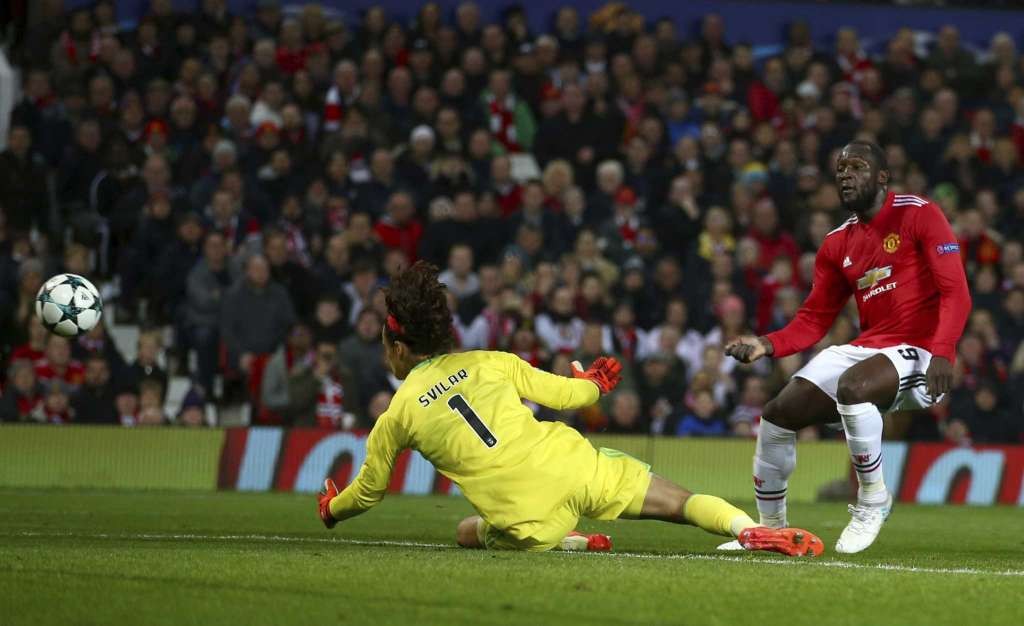 Mourinho gửi lời vàng ngọc tới Svilar, khen ngợi McTominay - Bóng Đá