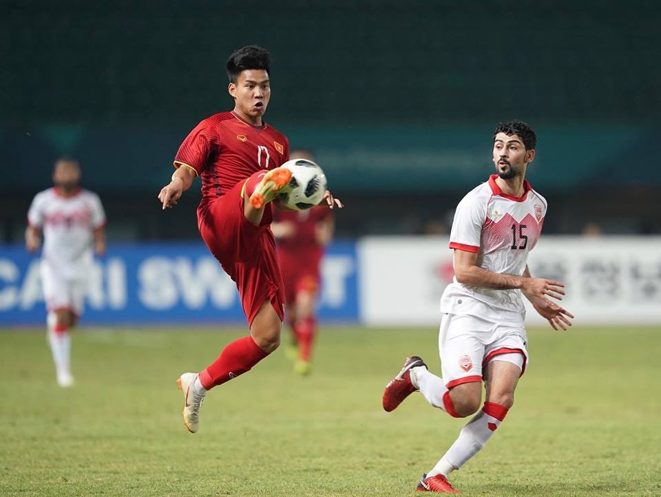 CẬN CẢNH: Văn Thanh bị cầu thủ U23 Bahrain đạp gầm giày thô bạo - Bóng Đá