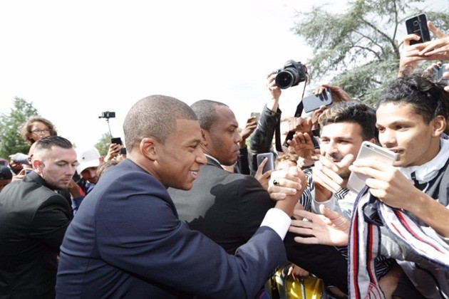 Mbappe chính thức ra mắt PSG - Bóng Đá