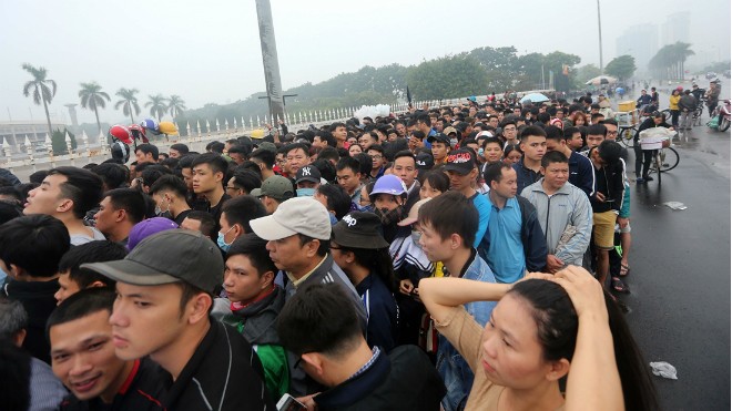 Điểm tin bóng đá Việt Nam tối 11/11: Côn đồ đe dọa người xếp hàng mua vé - Bóng Đá