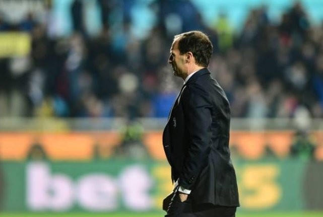 Bị đuổi lên khán đài, HLV Juventus phản ứng đầy bất ngờ - Bóng Đá