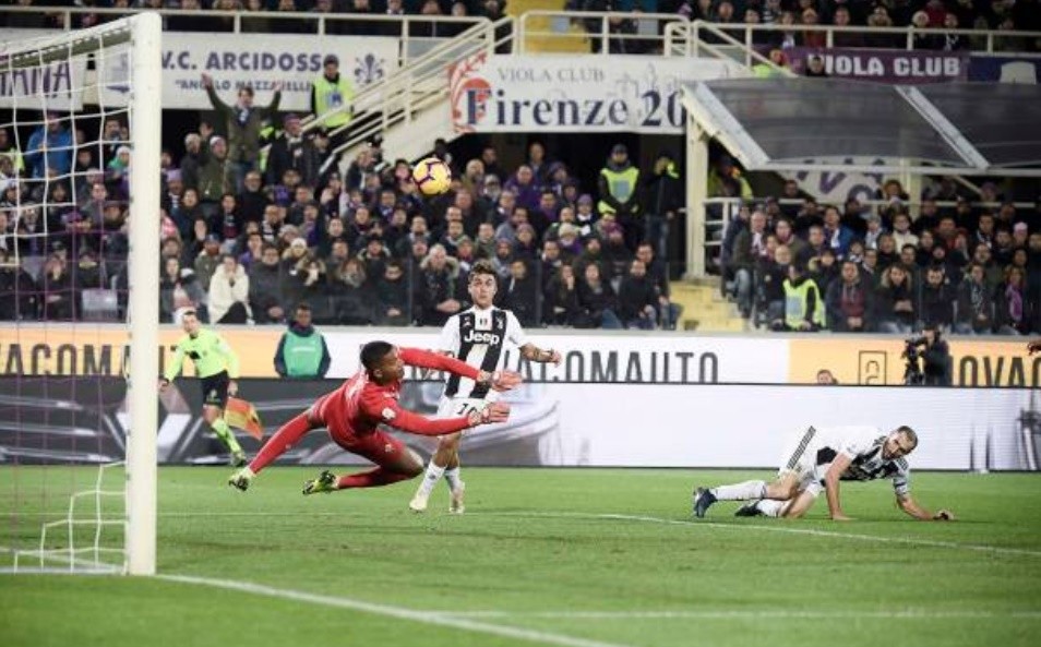 Vừa ghi bàn, Ronaldo đã bị dính thẻ và rời sân - Bóng Đá