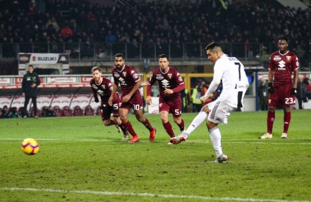Chọc tức thủ môn đối phương, Ronaldo mỉm cười nhận thẻ - Bóng Đá