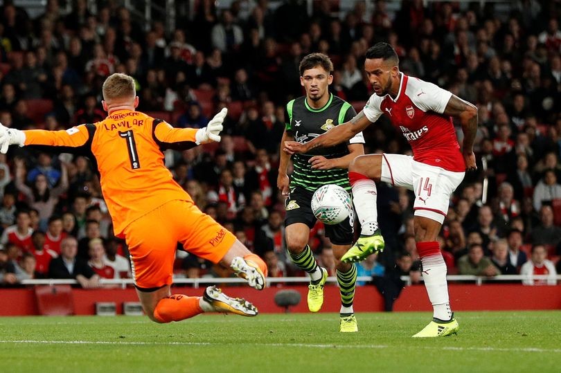 Walcott nổ súng, Arsenal nhẹ nhàng đi tiếp ở League Cup - Bóng Đá