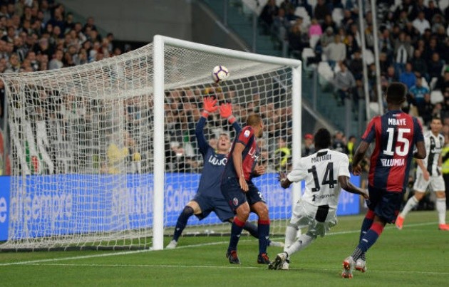 Ronaldo cáu gắt than trời vì thủ thành đối phương - Bóng Đá