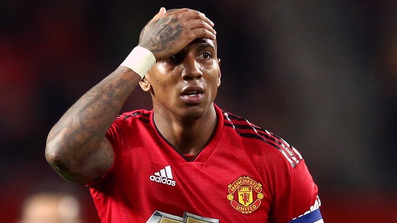 Ashley Young đi ngược lại với hầu hết các cầu thủ Man Utd - Bóng Đá