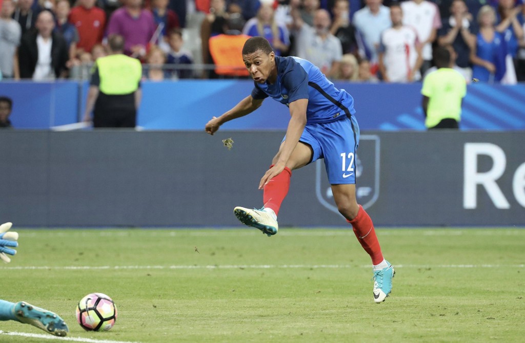 Mbappe lập kỷ lục trong ngày cập bến PSG - Bóng Đá
