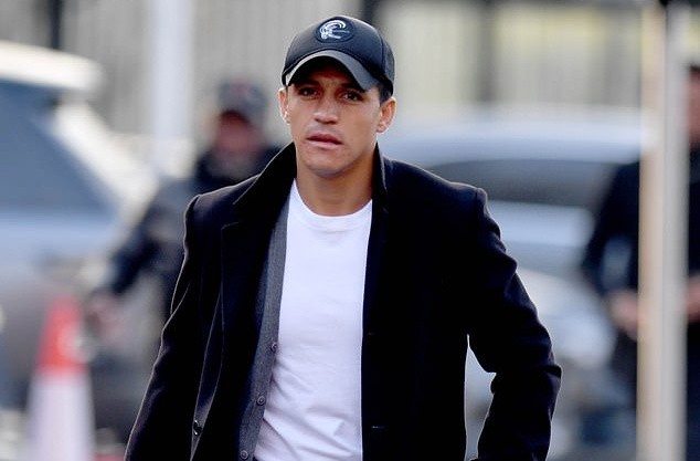 Sanchez có mặt tại Old Trafford - Bóng Đá
