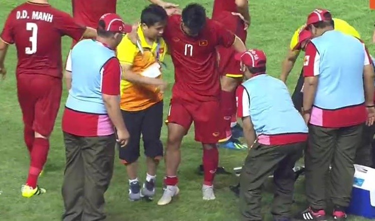 CẬN CẢNH: Văn Thanh bị cầu thủ U23 Bahrain đạp gầm giày thô bạo - Bóng Đá