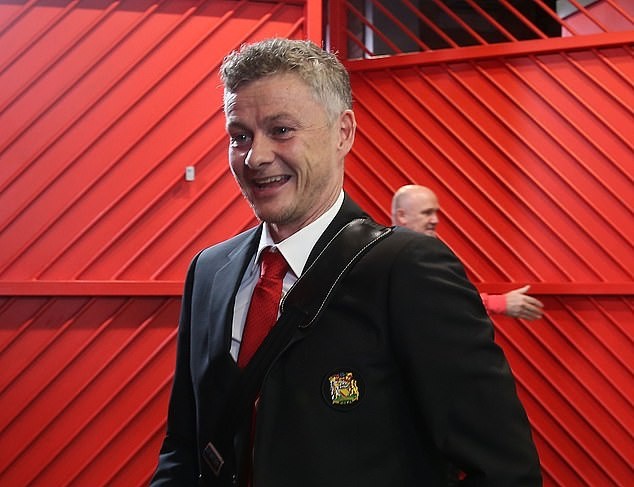 Sanchez có mặt tại Old Trafford - Bóng Đá