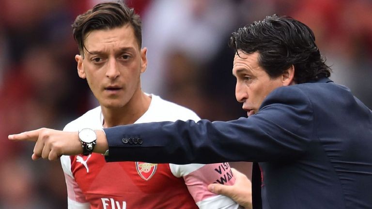 Sau tất cả, HLV Emery lên tiếng về mối quan hệ với Ozil - Bóng Đá