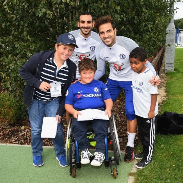 Ảnh Chelsea làm từ thiện - Bóng Đá