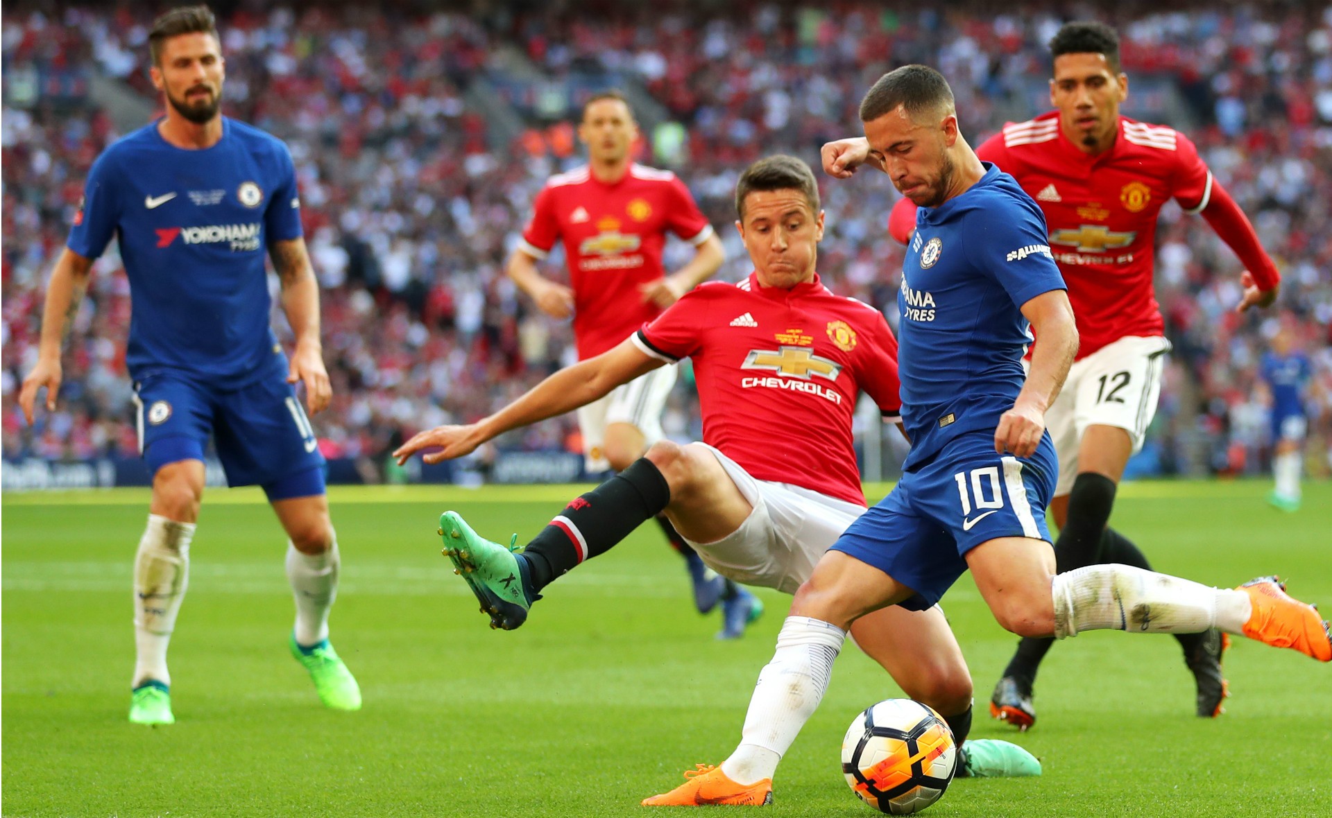 Xong! Man Utd rao báo 'kẻ bắt chết Hazard' với giá rẻ mạt - Bóng Đá