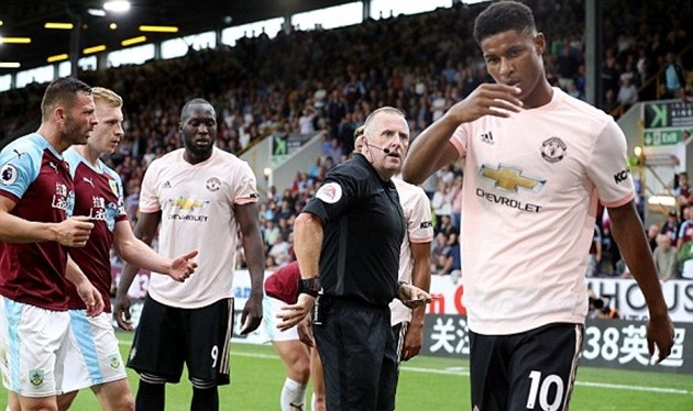Vào sân chưa kịp đổ mồ hôi, số 10 mới của Man Utd liền 'đi tắm sớm' - Bóng Đá