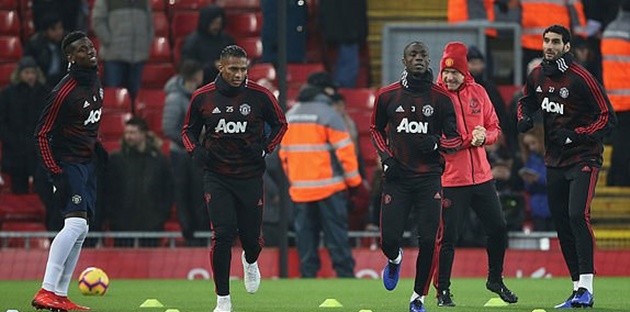 Cầu thủ Liverpool căng thẳng, phía M.U xuất hiện ninja trên sân Anfield - Bóng Đá