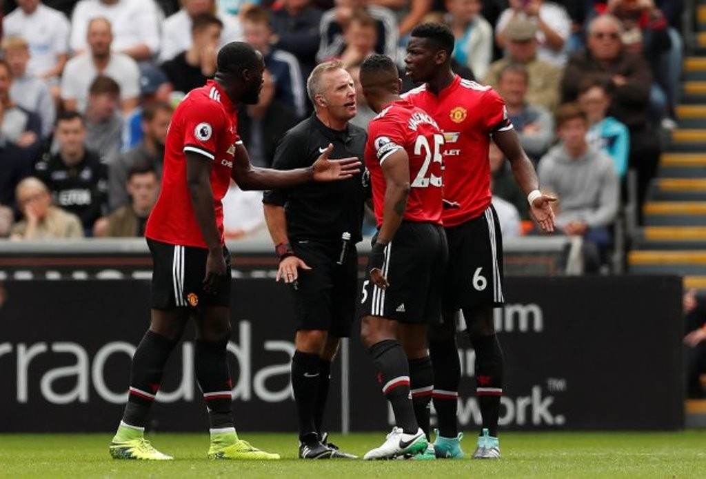 Fan Quỷ đỏ mỉa mai Lukaku chạm bóng quá tệ khiến Pogba suýt bị đuổi - Bóng Đá