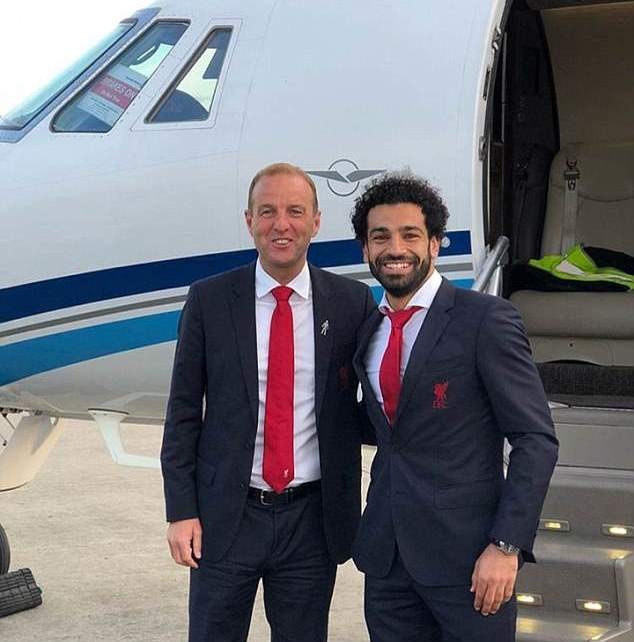 Gala trao giải cuối năm của Liverpool: Mohamed Salah 'mỏi tay' nhận quà - Bóng Đá