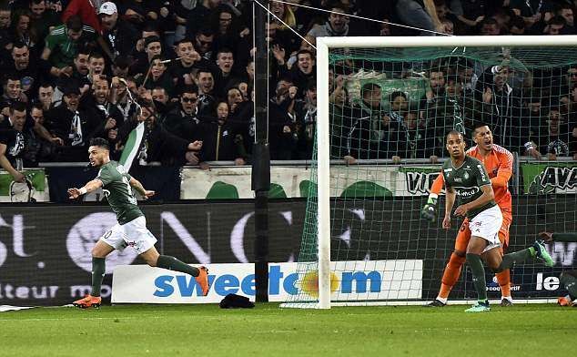Cavani bỏ lỡ không tưởng, PSG hòa nhọc nhờ bàn phản lưới nhà của Debuchy - Bóng Đá