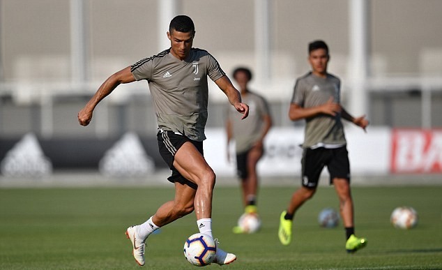 Dybala 'chỉ biết đứng nhìn' cặp giò khủng của Cristiano Ronaldo - Bóng Đá