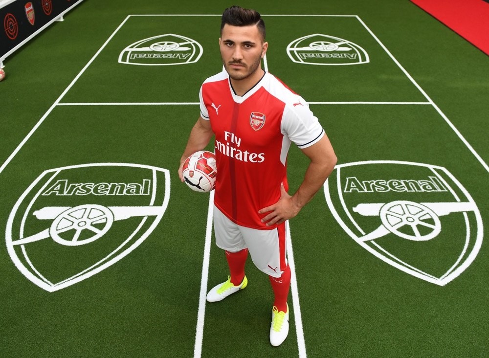 Kolasinac rạng ngời khoe áo đấu Pháo thủ - Bóng Đá