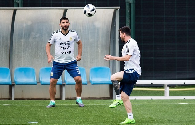HLV Jorge Sampaoli đưa chỉ thị riêng cho Messi - Aguero - Bóng Đá
