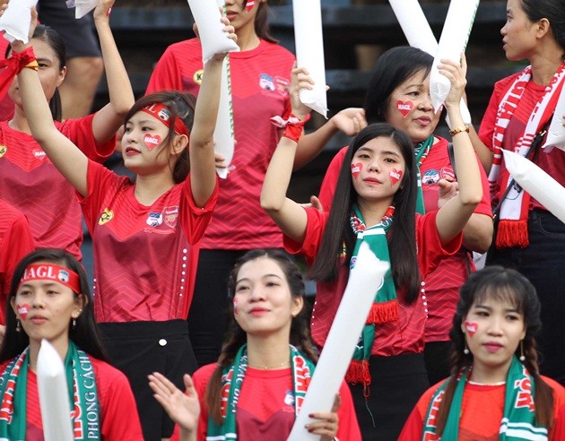 Dàn mỹ nữ lặn lội phương xa cổ vũ Công Phượng, Tuấn Anh - Bóng Đá