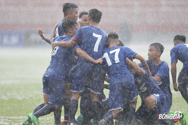 Chùm ảnh: Lứa đàn em Công Phượng thất bại trong trận thuỷ chiến với U17 PVF - Bóng Đá