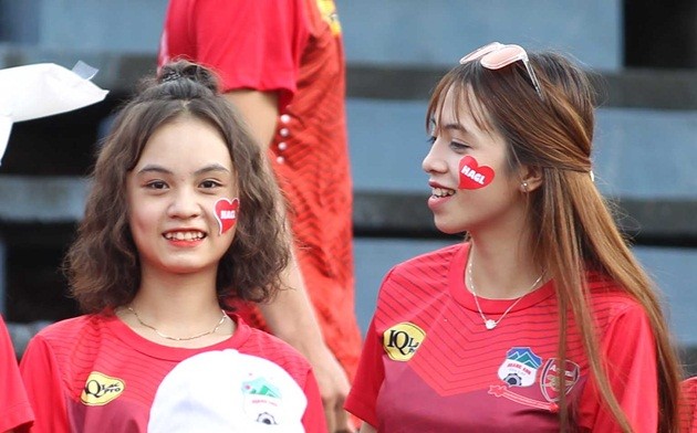 Dàn mỹ nữ lặn lội phương xa cổ vũ Công Phượng, Tuấn Anh - Bóng Đá