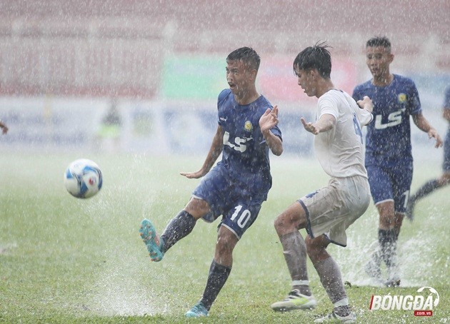 Chùm ảnh: Lứa đàn em Công Phượng thất bại trong trận thuỷ chiến với U17 PVF - Bóng Đá