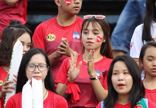 Dàn mỹ nữ lặn lội phương xa cổ vũ Công Phượng, Tuấn Anh - Bóng Đá
