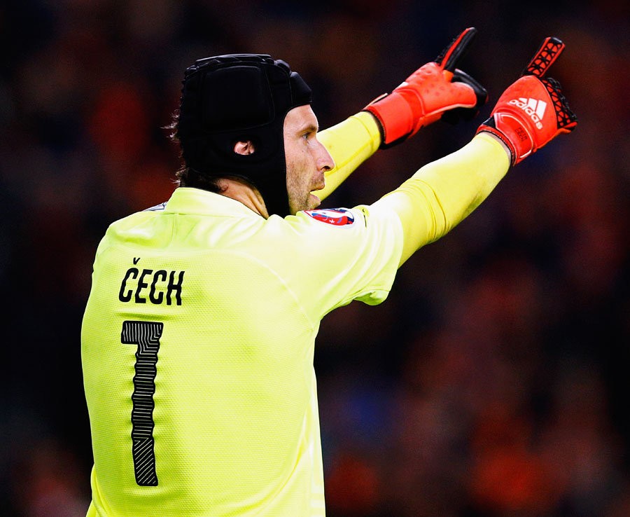 10 thủ môn xuất sắc nhất do NHM bình chọn: Kahn chỉ chịu thua Buffon - Bóng Đá