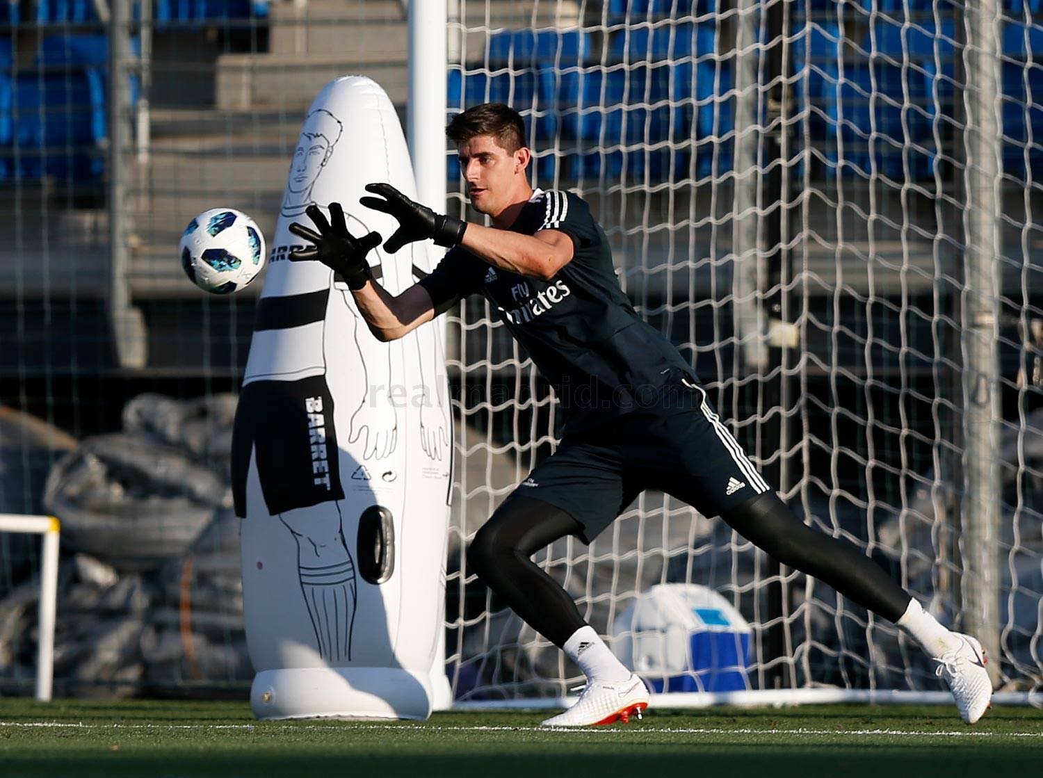 Thibaut Courtois ghi điểm ngay từ buổi tập đầu tiên cùng Real - Bóng Đá