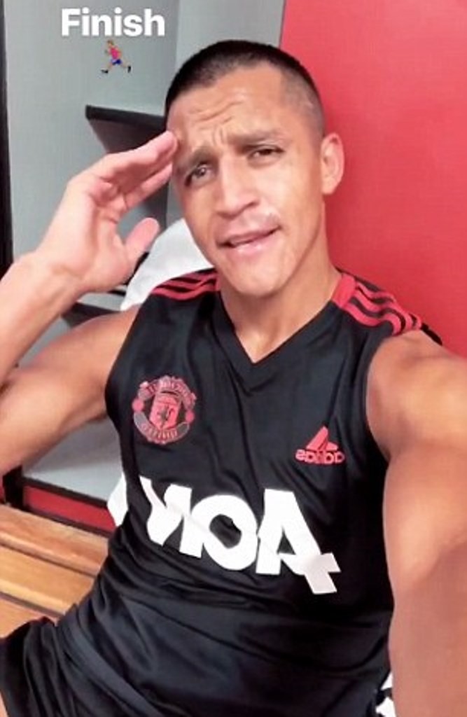 Alexis Sanchez 'một mình một cõi' ở Carrington - Bóng Đá