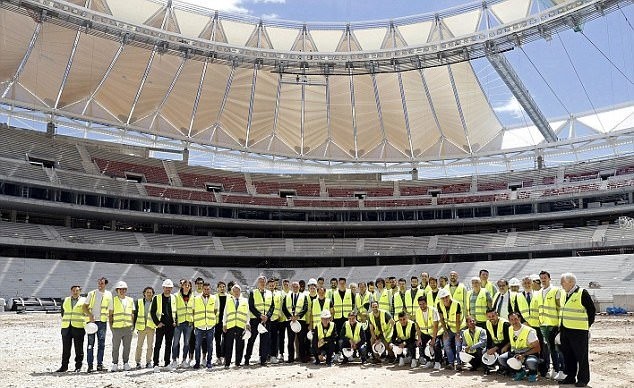 Torres, Griezmann mang đồ bảo hộ lao động đến thăm SVĐ mới Wanda Metropolitano - Bóng Đá