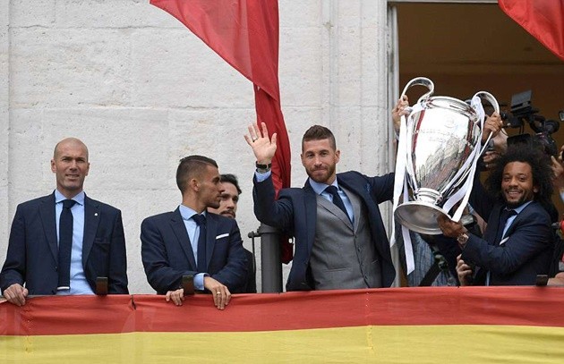 Gạt mọi chỉ trích, Sergio Ramos được chào đón như người hùng ở Madrid - Bóng Đá