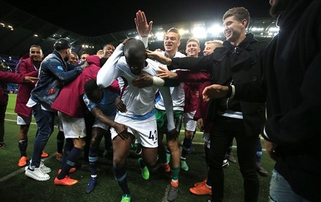 Gác lại mâu thuẫn, Pep trao cho Yaya Toure cái bắt tay thắm thiết ngày tri ân - Bóng Đá