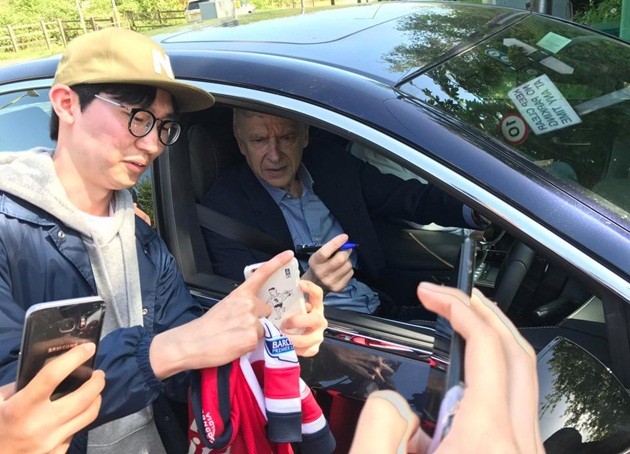 CĐV Arsenal tranh thủ từng ngày khi còn được thấy Wenger - Bóng Đá
